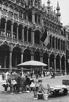 Images Dated 10th September 2003: Flower seller in the Grand Place of City Hall (hotel de Ville-Stadhuis) in Brussels