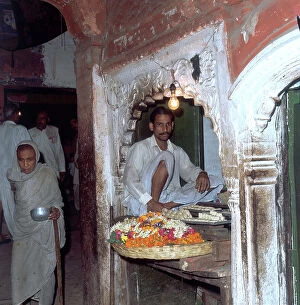 Images Dated 31st May 2007: Foreshortening of life in Benares (Varanasi), near the Vishwanath