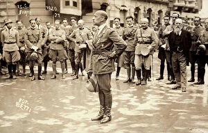 Images Dated 7th November 2011: Gabriele D'Annunzio speaks to a group of soldiers, in a road of Fiume