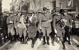 Images Dated 30th July 2009: Gabriele D'Annunzio walks along a road of Fiume, together with a group of officers