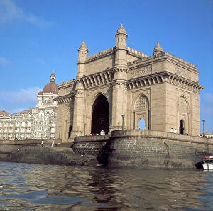 Images Dated 1st June 2007: Gateway of India and the Taj Mahal Intercontinental Hotel in the background, Bombay, Mumbai