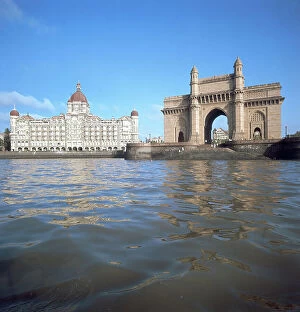 Images Dated 1st June 2007: Gateway of India and the Taj Mahal Intercontinental Hotel, Bombay, Mumbai, state of Maharashtra