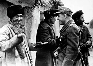Images Dated 16th March 2009: A German army lieutenant talks with a Turkman, during the occupation of Russia