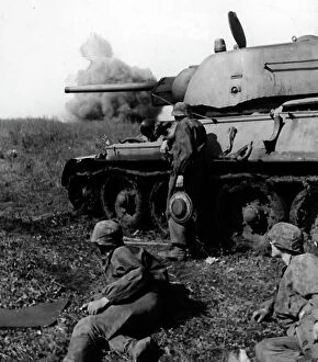 Images Dated 27th October 2011: German soldiers flank a tank, during an attack against the Soviet troops