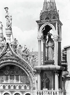 Images Dated 12th April 2010: Gothic kiosk with the statue of St. Anthony the Abbot, Southern facade, Basilica of San Marco