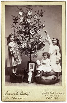 Images Dated 27th December 2010: Group of children decorating the Christmas tree