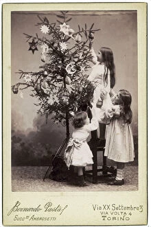 Images Dated 18th September 2007: Group of children decorating the Christmas tree