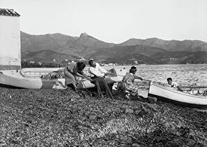 Images Dated 5th May 2009: Group committed to putting ashore a boat on the Portoferraio beach, Elba Island