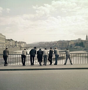 Florence Collection: Group of men at the Ponte Vespucci parapet in Florence