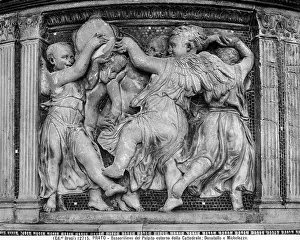 Ein Gruppe von Putten, die spielen und tanzen. Skulptur in einer Formel des Pulpits im Dom zu Prato