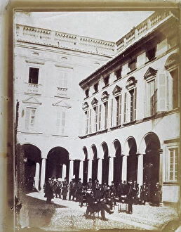 Images Dated 30th May 2008: Group of soldiers standing and sitting in the courtyard of a florentine palazzo