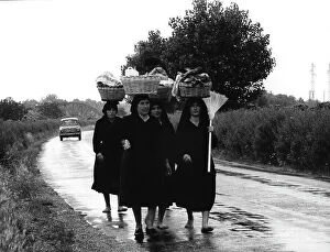 Images Dated 20th March 2009: Group of women with baskets on their heads