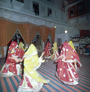 Images Dated 4th June 2007: Group of women dancing during a festival in the city of Udiapur, state of Rajsthan, India