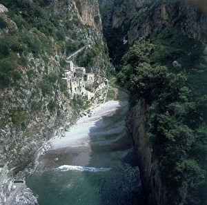 Images Dated 10th July 2007: Gully on the Amalfi peninsula