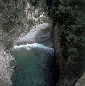 Images Dated 10th July 2007: A gully on the Amalfi peninsula