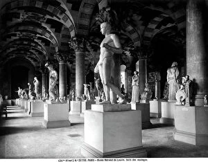 Images Dated 4th April 2012: A hall of the Louvre Museum, Paris. The hall contains numerous pieces of Greek and Roman sculpture