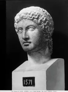 La tête dHéra attribuée à Polyclète conservée au Musée national dAthènes.