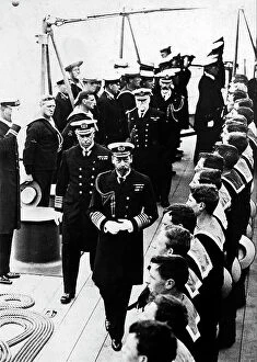 Images Dated 2nd December 2010: H.M. King George of Windsor, reviewing the navy seamen of the supership Iron Duke