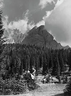 Images Dated 24th November 2011: Holidaymakers in Cortina