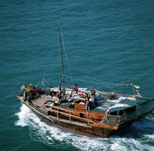 Images Dated 26th October 2009: Hong Kong. Junks sailing