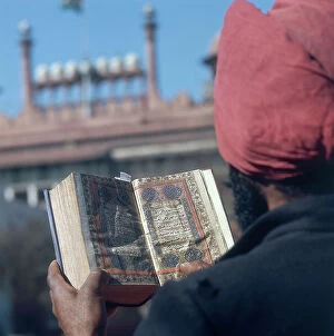 Images Dated 4th June 2007: Illuminated Koran, Delhi India