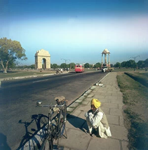 Images Dated 1st June 2007: Indian man with a bicycle on the side of the road, Delhi