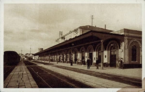 Images Dated 9th May 2011: Interior of the railway station of Brindisi