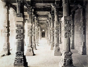 Images Dated 25th March 2011: Internal colonnade of a palace in Delhi, India