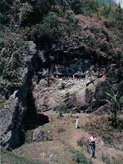Images Dated 11th July 2011: Island of Sulawesi (Celebes), tombs with statues in the rocks of the central mountains of Sulawesi