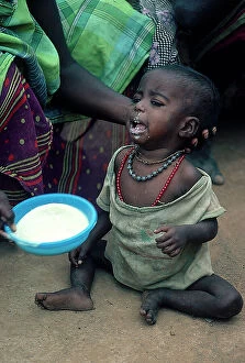 Images Dated 10th November 2009: Jalalaxi: in the Ogaden refugee camp, children with bowls of condensed milk