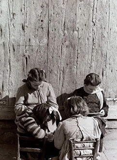 Images Dated 11th April 2011: Kids reading newspapers