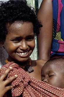 Images Dated 10th November 2009: Kisimayo. Yound woman with a baby in her arms