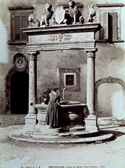 Images Dated 2nd November 2010: The late Renaissance well in Piazza Grande in Montepulciano (Italy)