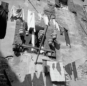 Images Dated 4th May 2010: Laundry hung from a window, Venice