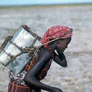 Images Dated 10th November 2009: Lower Juba. Fabda. Women at a well during the drought period