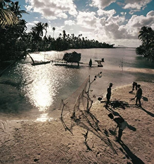 Images Dated 22nd May 2009: In the 'magic hour' in the lagoon of a mot, a small islet wuthin the major Polynesian atolls