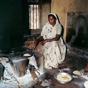 Images Dated 26th August 2009: Making bread, Sasan, Gujarat, India