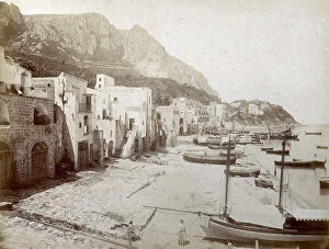 Images Dated 11th April 2005: Marina Grande on the Island of Capri (Naples). In the foreground, the typical houses of the island