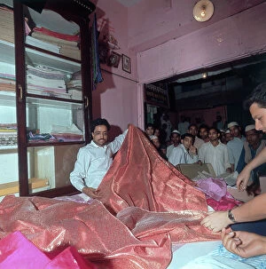 Images Dated 5th June 2007: Market for 'sari' fabric in Benares (Varanasi), state of Uttar Pradesh, India