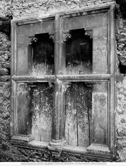 Images Dated 28th April 2009: Medieval window of a building in Sulmona
