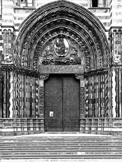 Images Dated 10th April 2012: Middle doorway of the Cathedral of S.Lorenzo in Genoa