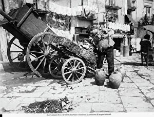 Images Dated 8th February 2011: Mineral water seller and bearer, in Naples