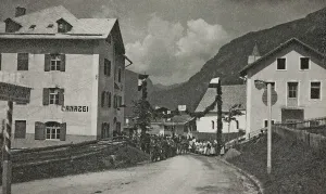 Álbum Visiónes de la guerra 1915-1918 : militares y población en una calle de Canazei, 1921