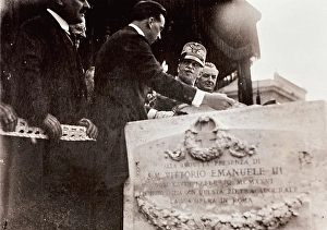 Re Vittorio Emanuele III posa la prima pietra per la costruzione delle case degli impiegati in piazza Verbano a