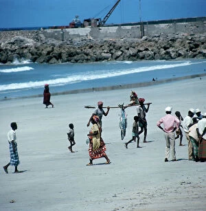 Images Dated 16th November 2009: Mogadishu. The return of the fishermen to the beach