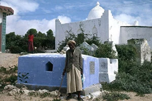 Images Dated 10th November 2009: Mogadishu. Next to a tomb in the Sheik-Sufi Mosque cemetery