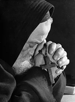 Un fraile en oración