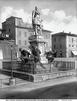 Images Dated 2nd September 2008: Monument to Ferdinando I de Medici with statues of four dark-skinned men at its base