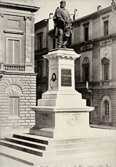 Images Dated 16th March 2011: The monument to Giuseppe Garibaldi on the Lungarno Vespucci in Florence