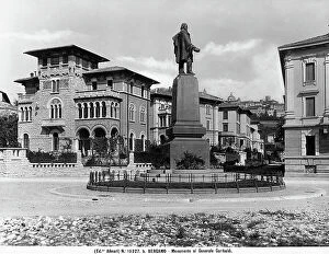 Images Dated 1st February 2011: The monument to Giuseppe Garibaldi in the Rotonda dei Mille in Bergamo